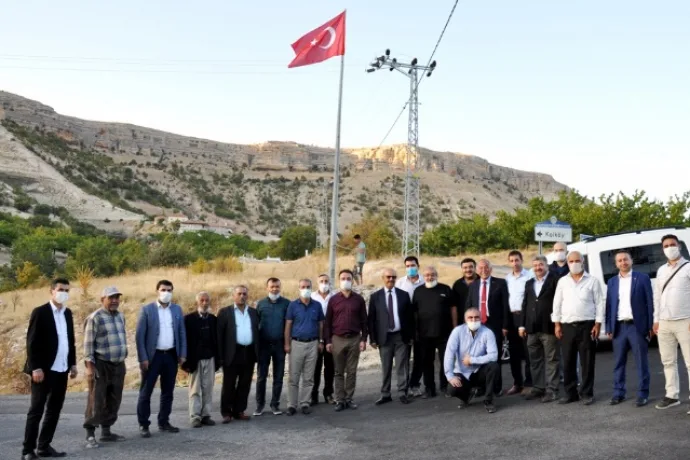 Akçadağ Kolköy Mahalle Girişine Dev Türk Bayrağı