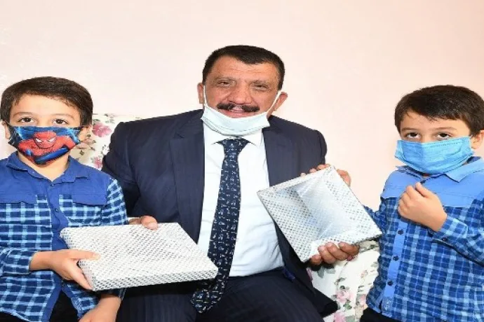 Gürkan'dan öğrencilere tablet sürprizi