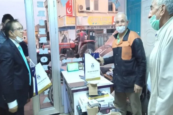 Başkan Kazgan'dan esnafa maske ve Türk bayrağı
