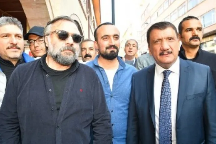 Şire Pazarını Gezen Sanatçılar Kayısının Tadına Baktı