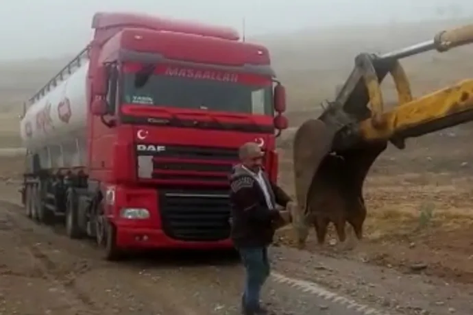 YOLA DÜŞEN ÇAMURA BATIYOR