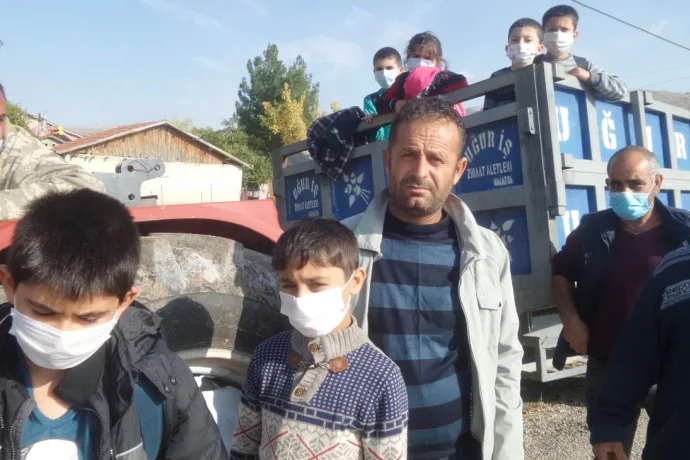 YIL 2020 TRAKTÖR RÖMORKUNDA OKULA GİTMEYE ÇALIŞIYORLAR ...