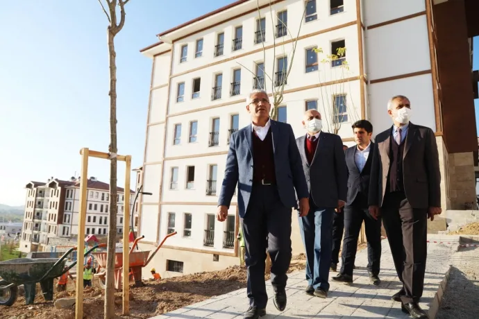 Başkan Güder, deprem konutlarını inceledi
