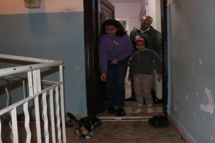 Ortaokul öğrencisi Irmak biriktirdiği harçlıkları ile sokak hayvanlarını besliyor