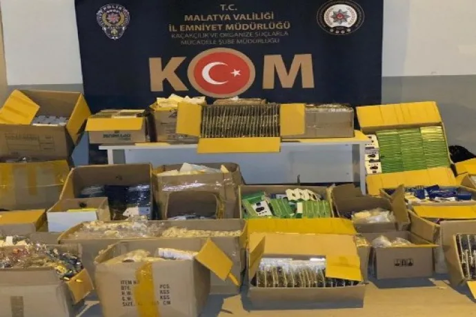 Malatya'da binlerce kaçak telefon aksesuarı ele geçirildi