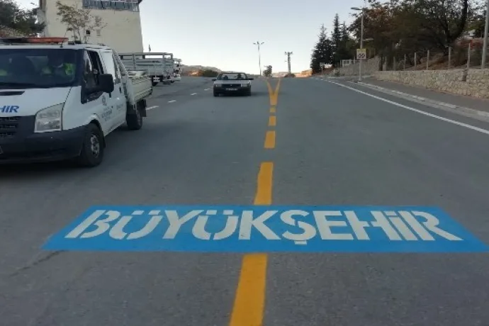 Asfaltı tamamlanan ilçe yollarının son rötuşları yapılıyor