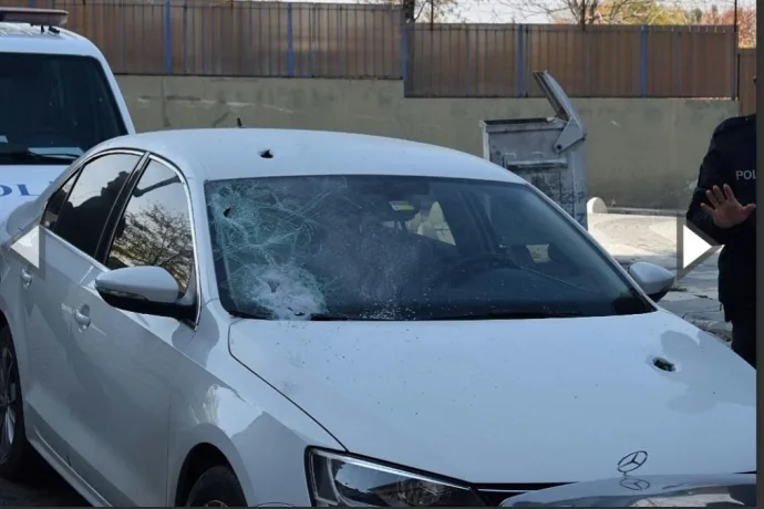 Kızını Rahatsız Eden Şahsın Arabasına Kurşun Yağdırdı
