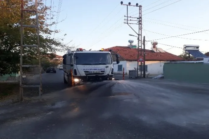 Malatya'da cadde ve sokaklar ilaçlı sularla yıkanıyor