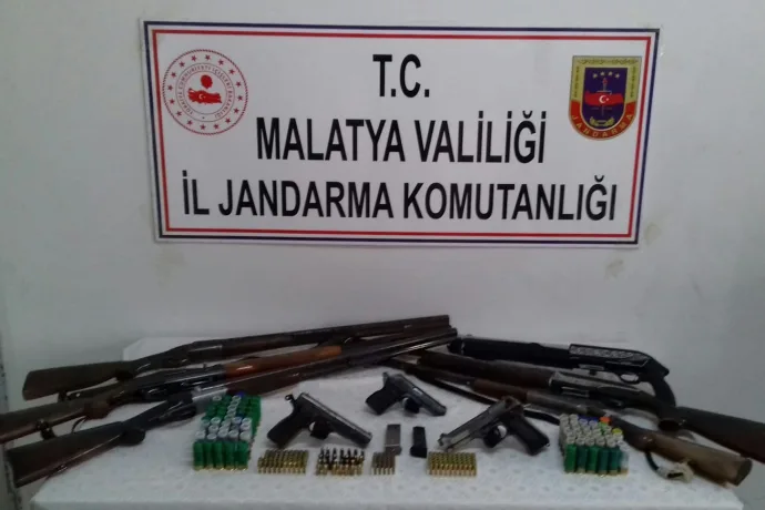 SİLAH KAÇAKÇILARINA EŞ ZAMANLI BASKIN