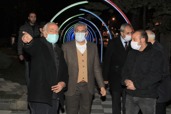 IŞIKLI YOL İLE ÜÇGEN PARK BİR BAŞKA GÜZEL