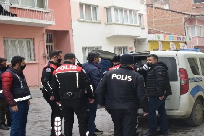 Tartıştığı annesini bıçakla rehin aldı