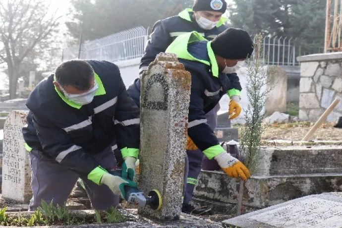 Malatya'da İnönü ve Özal ailelerinin mezarlarını yeniliyor