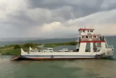 Fırtınada Sürüklenen Feribot Karaya Oturdu