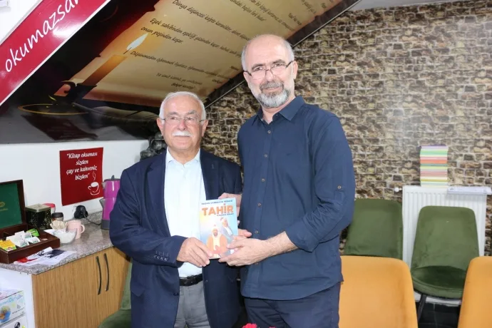 GAZETECİ YAZAR ÖZKAN, İMZA GÜNÜNDE OKURLARI İLE BULUŞTU