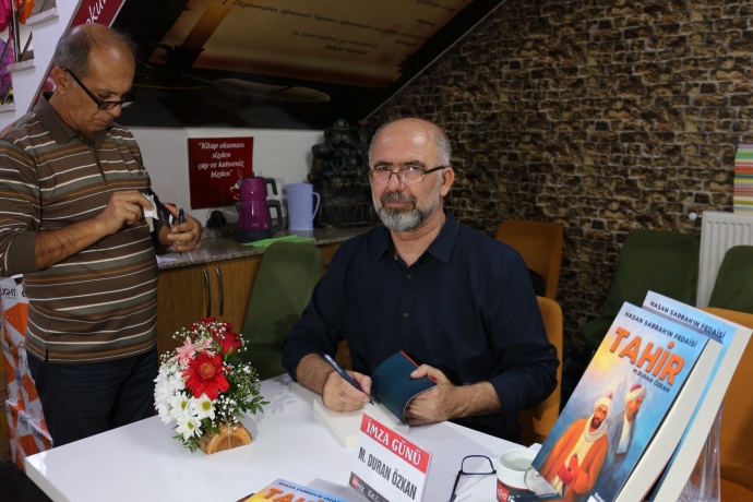 GAZETECİ YAZAR ÖZKAN, İMZA GÜNÜNDE OKURLARI İLE BULUŞTU
